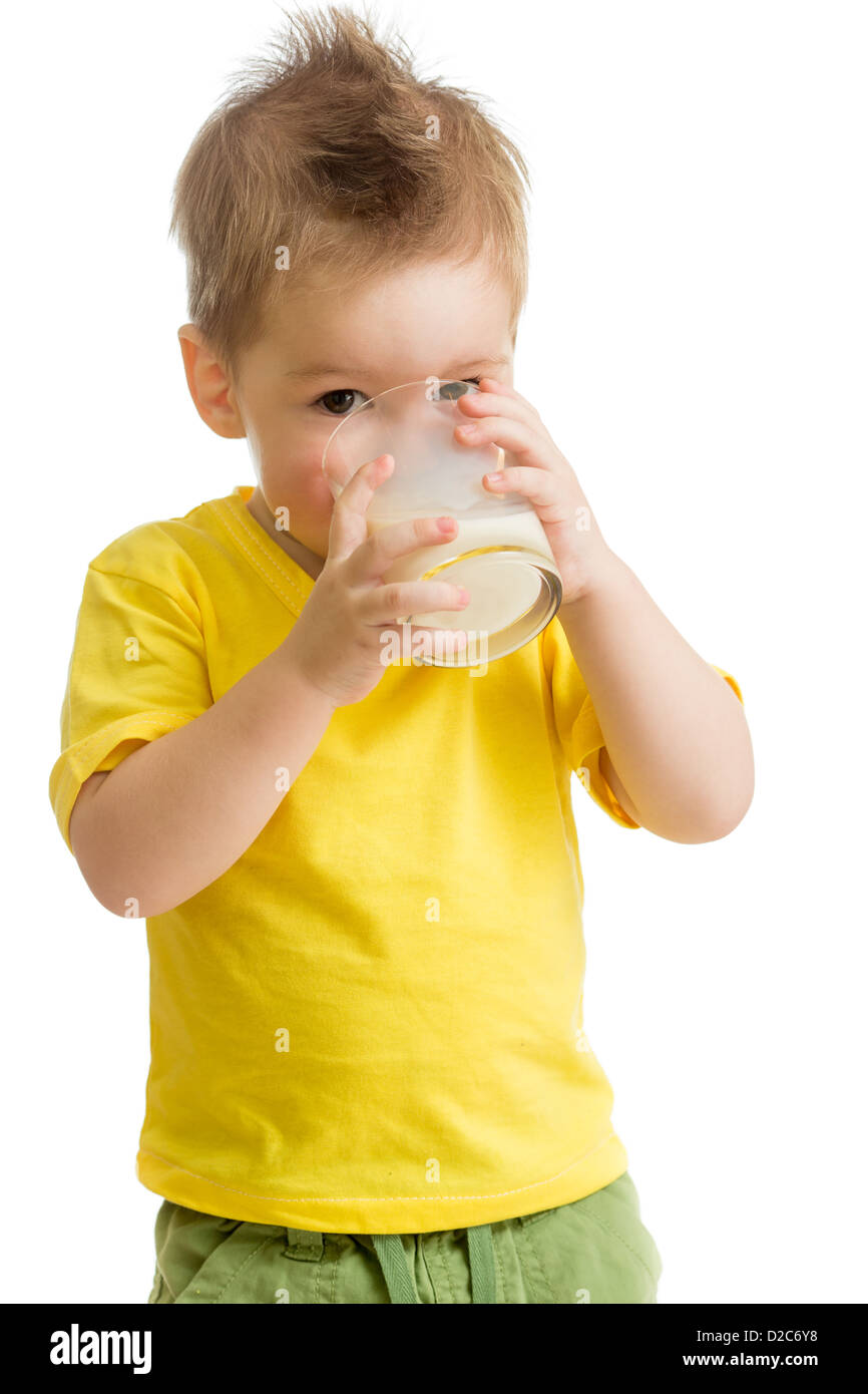 Kind trinken Milchprodukt aus Glas isoliert auf weiss Stockfoto