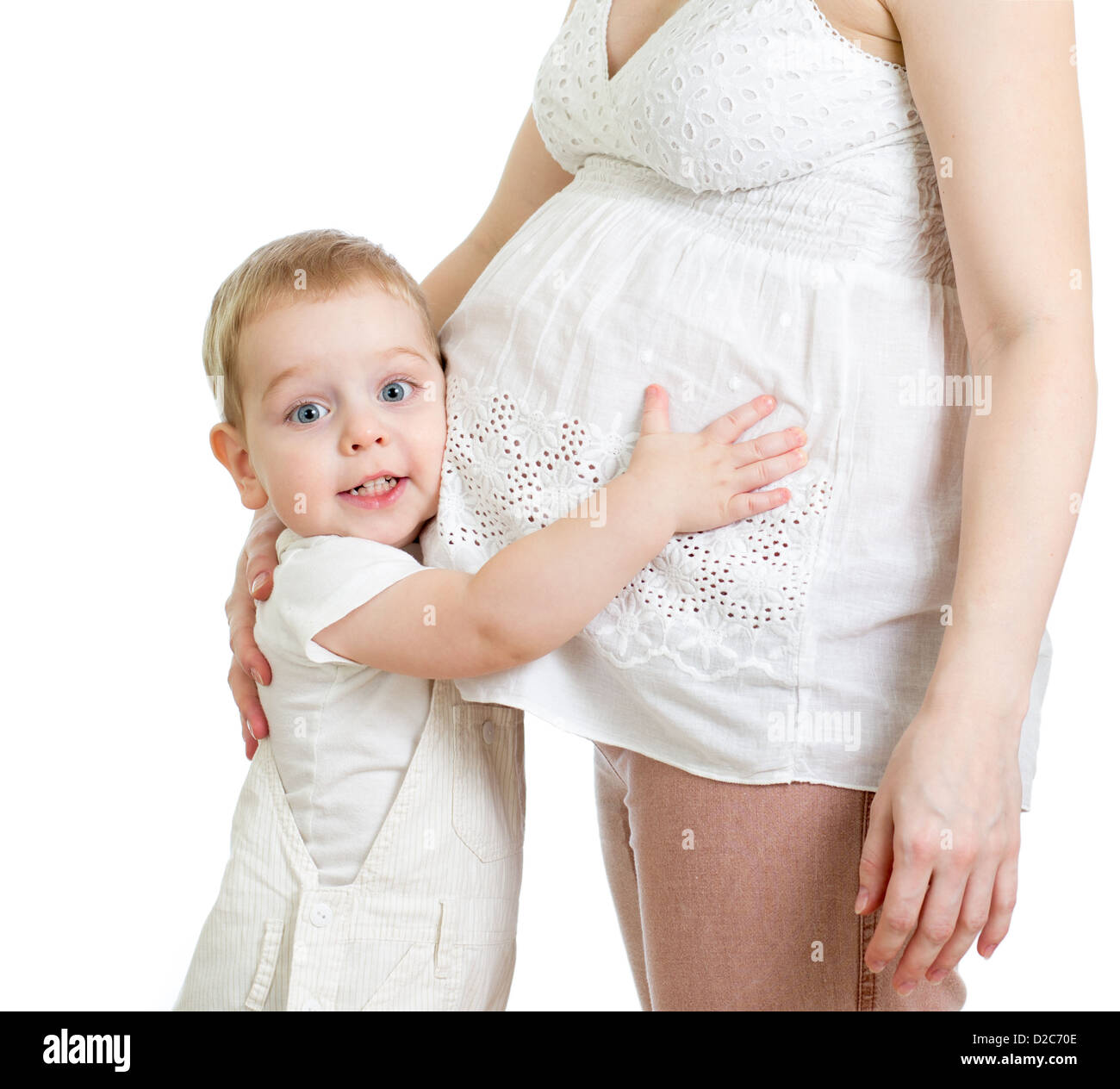 Kleiner Junge Bauch der schwangeren Mutter umarmt und direkt in die Kamera schauen Stockfoto
