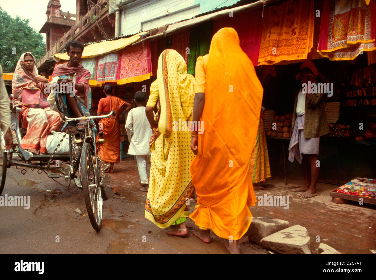Indien, Uttar Pradesh, Varanasi. Straßenszene von indischen Frauen, die am freien Markt einkaufen Stockfoto