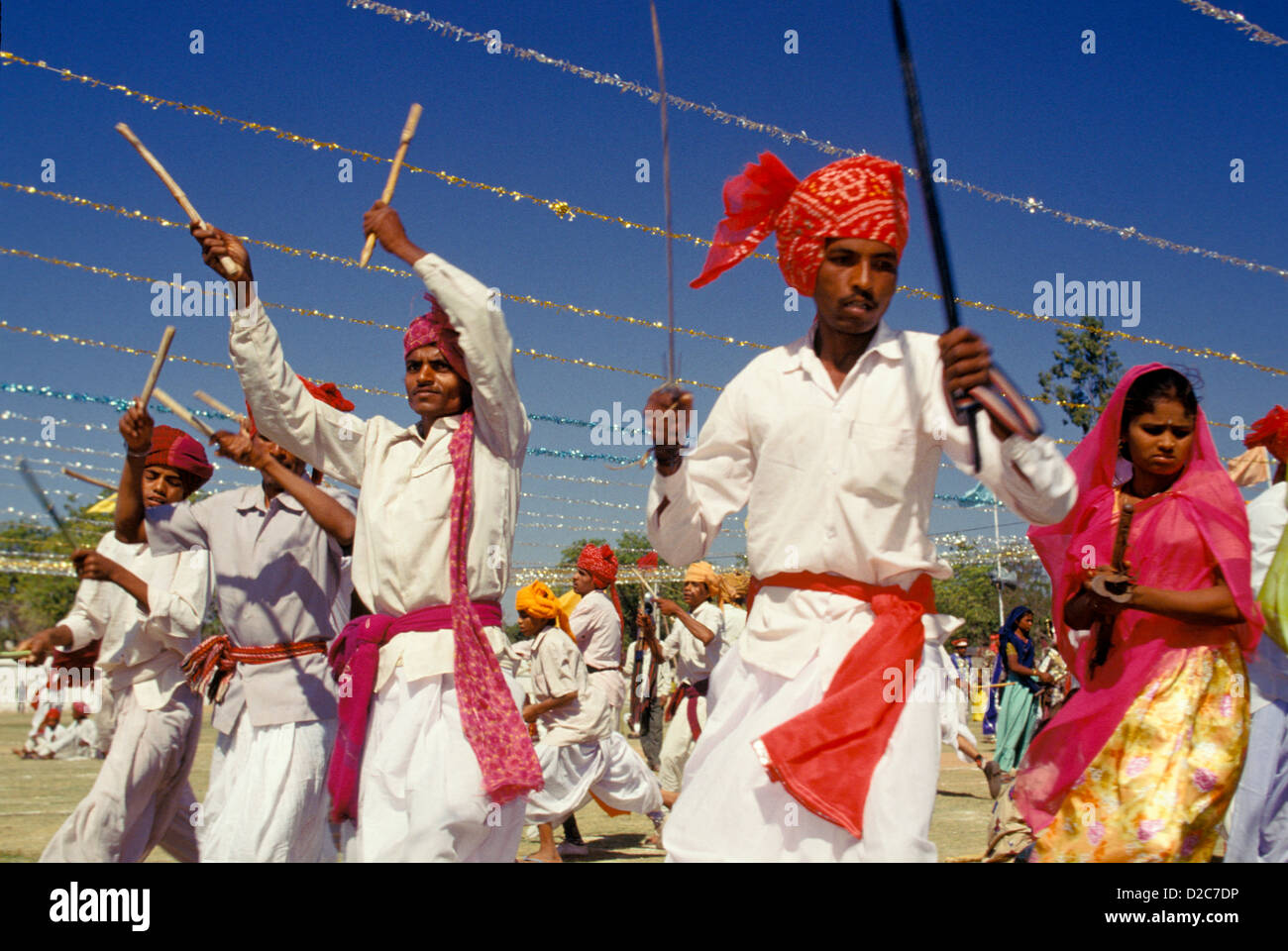 Indien, Rajasthan, Dungarpur. Musiker mit handgefertigten Instrumenten, beim Vagad Festival Stockfoto