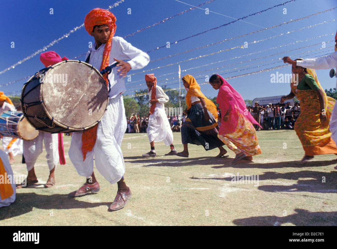 Indien, Rajasthan, Dungapur. Tänzer und Musiker beim Vagad Festival Stockfoto