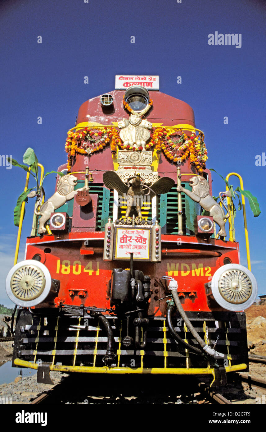 Indien. Hoch dekoriert Zug Dieselmotor, Vorderansicht Stockfoto