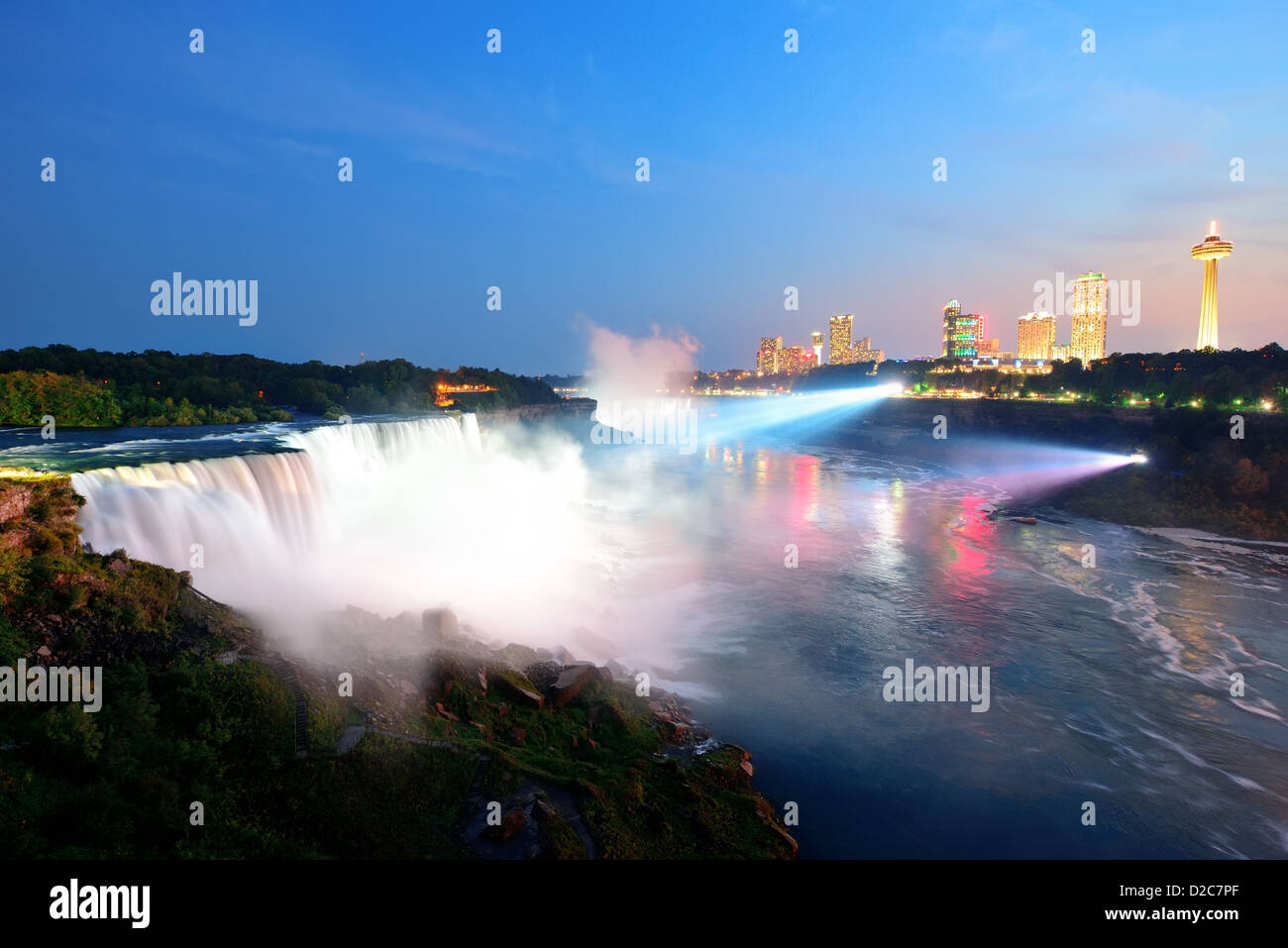 Niagara-Fälle beleuchtet durch bunte Lichter in der Nacht. Stockfoto