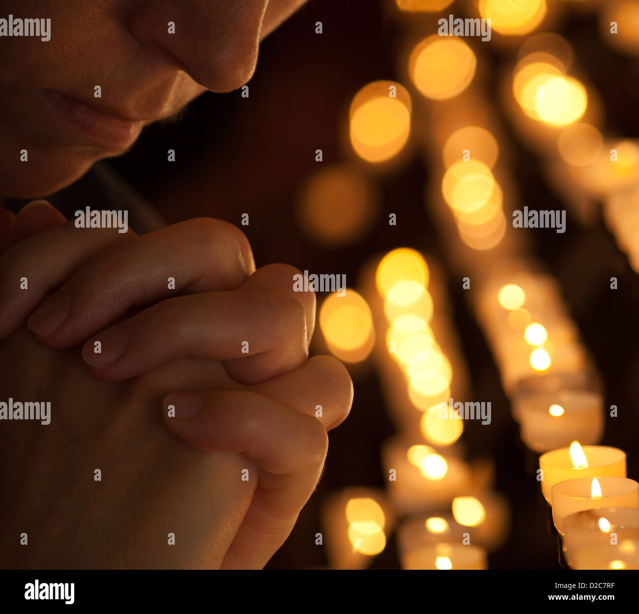 Frau in der Kirche beten abgeschnitten Teil des Gesichts und der Hände Closeup portrait Stockfoto