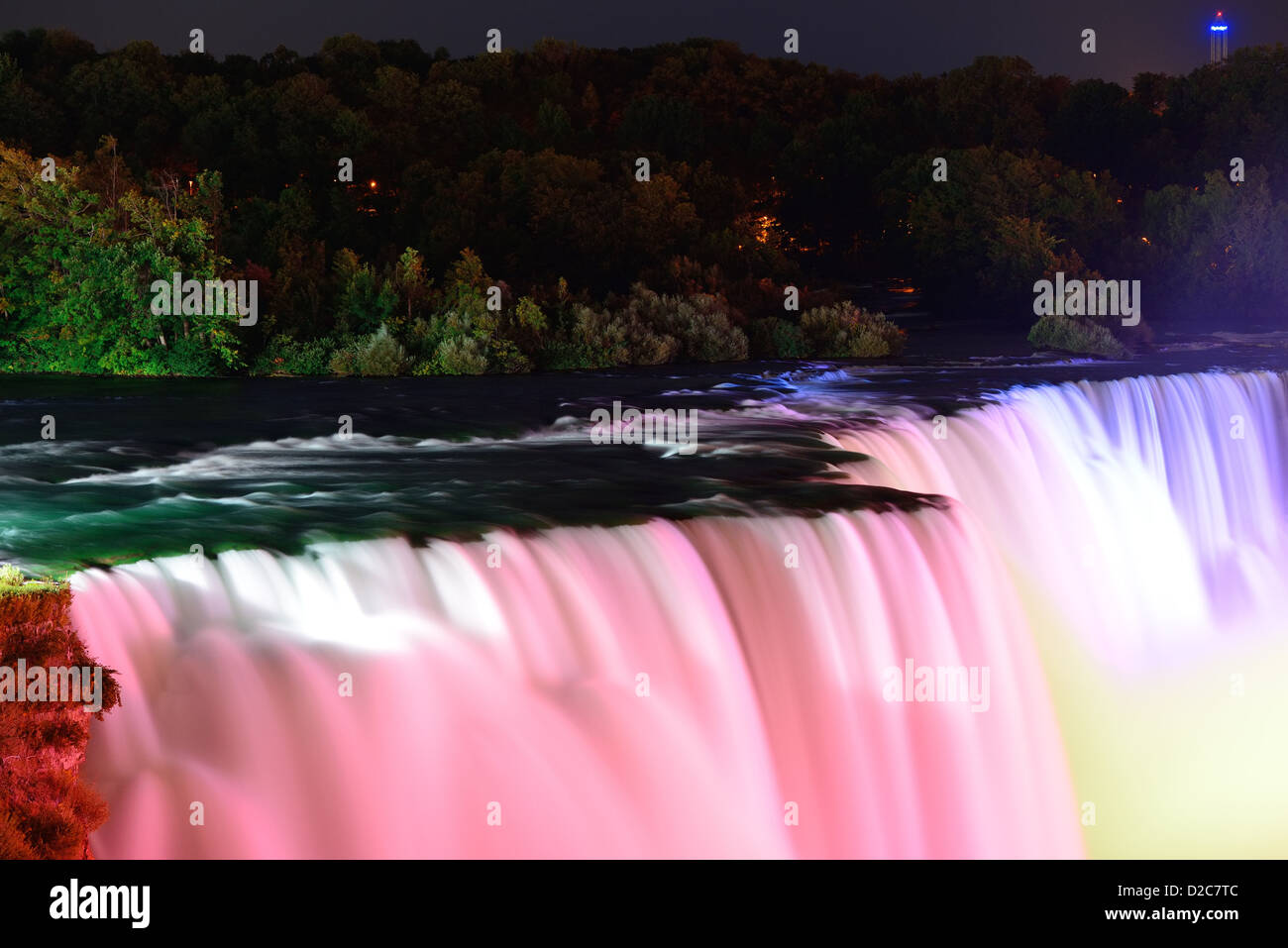 Niagara-Fälle beleuchtet durch bunte Lichter in der Nacht. Stockfoto