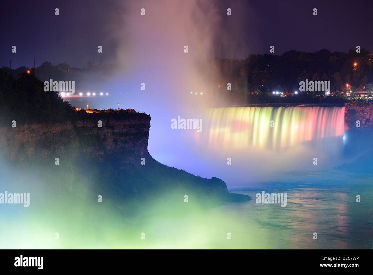 Niagara-Fälle beleuchtet durch bunte Lichter in der Nacht. Stockfoto
