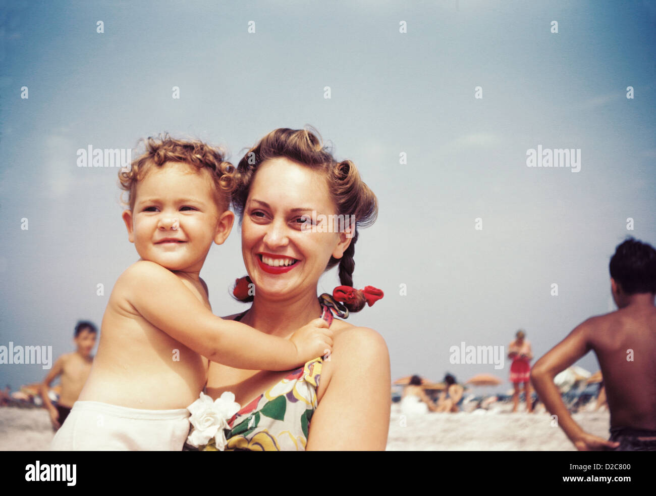 1943. Mutter mit Tochter am Strand. Stockfoto