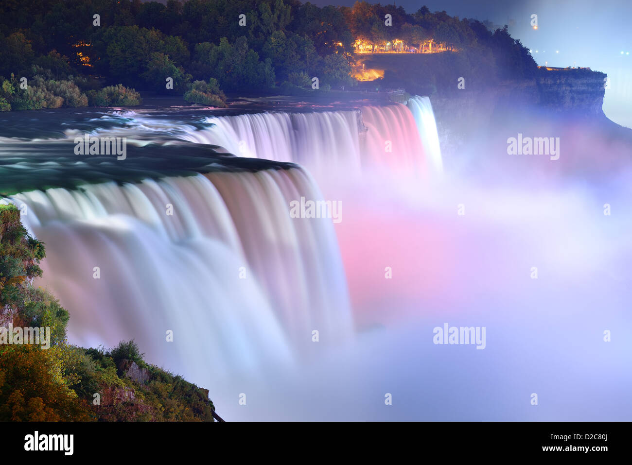 Niagara-Fälle beleuchtet durch bunte Lichter in der Nacht. Stockfoto