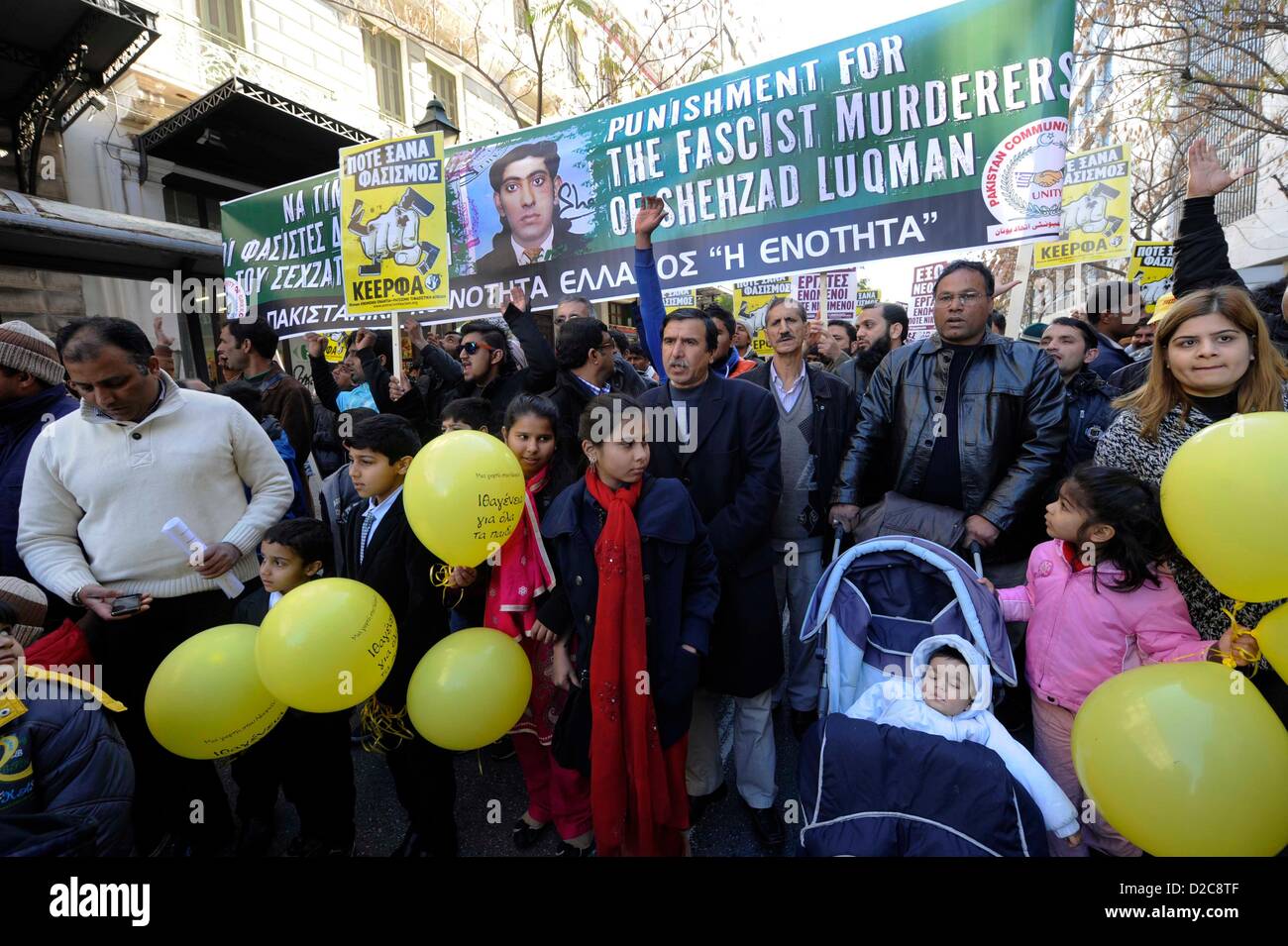 Während einer antifaschistischen Demonstration marschieren Einwanderer mit einem Banner, die die ermordeten pakistanischen Shehzad Luqman, durch Athen, am 19.01.2013 darstellt. Shehzad Luqman wurde auf 16.01.2013 von 2 Männern erstochen. Foto: Giorgos Nikolaidis / Kunst des Fokus Stockfoto