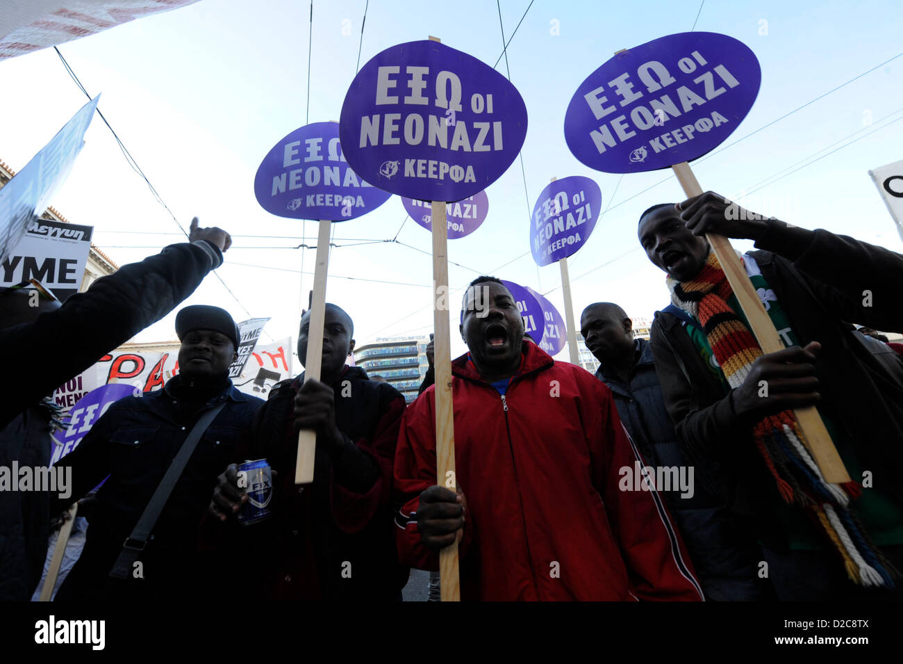 Einwanderer Parolen schreien und halten Plakate während einer antifaschistischen Demonstration in Athen, Griechenland, am 19.01.2013. Anfang dieser Woche wurde auf 16.01.2013, die 27-jährige pakistanischen Shehzad Luqman von 2 Männern auf einem Motorrad erstochen.  Foto: Giorgos Nikolaidis / Kunst des Fokus Stockfoto