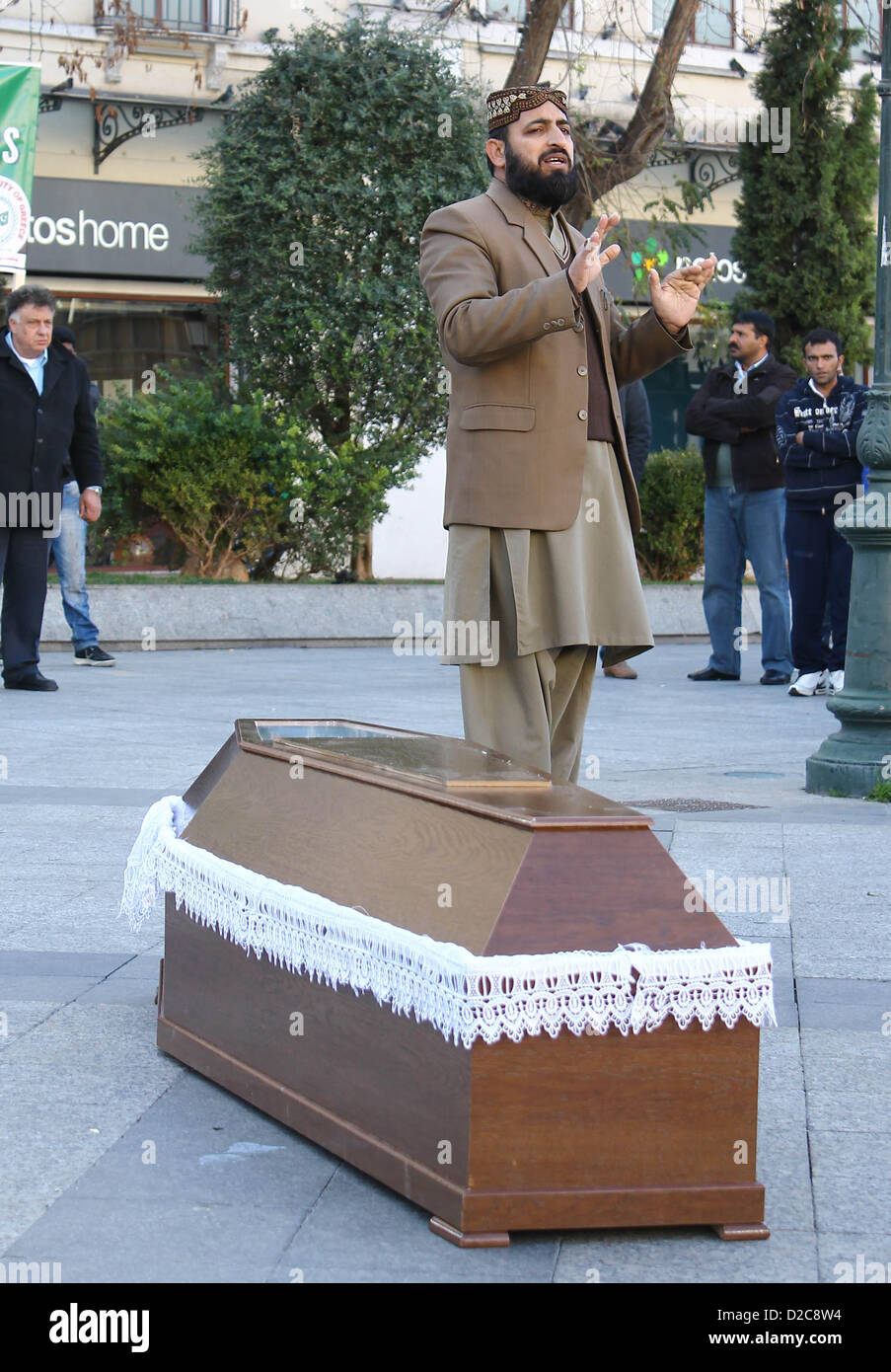 Hunderte von Demonstranten begleiten den Sarg des ermordeten pakistanischen Shehzad Luqman im Rahmen einer Feierstunde in Athen am 19.01.2013. Nach der Zeremonie war eine antifaschistische Demonstration in Athen. Shehzad Luqman wurde auf 16.01.2013 von 2 Männern erstochen. Foto: Stelios Stefanou Stockfoto