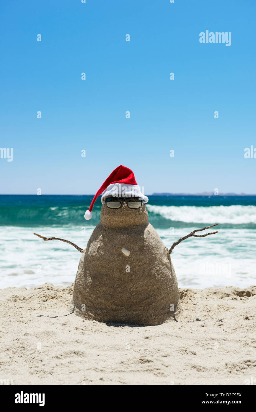 Eine Sandburg Santa tragen einen roten Weihnachten Santa Hut und Sonnenbrille am Strand im Sommer Stockfoto