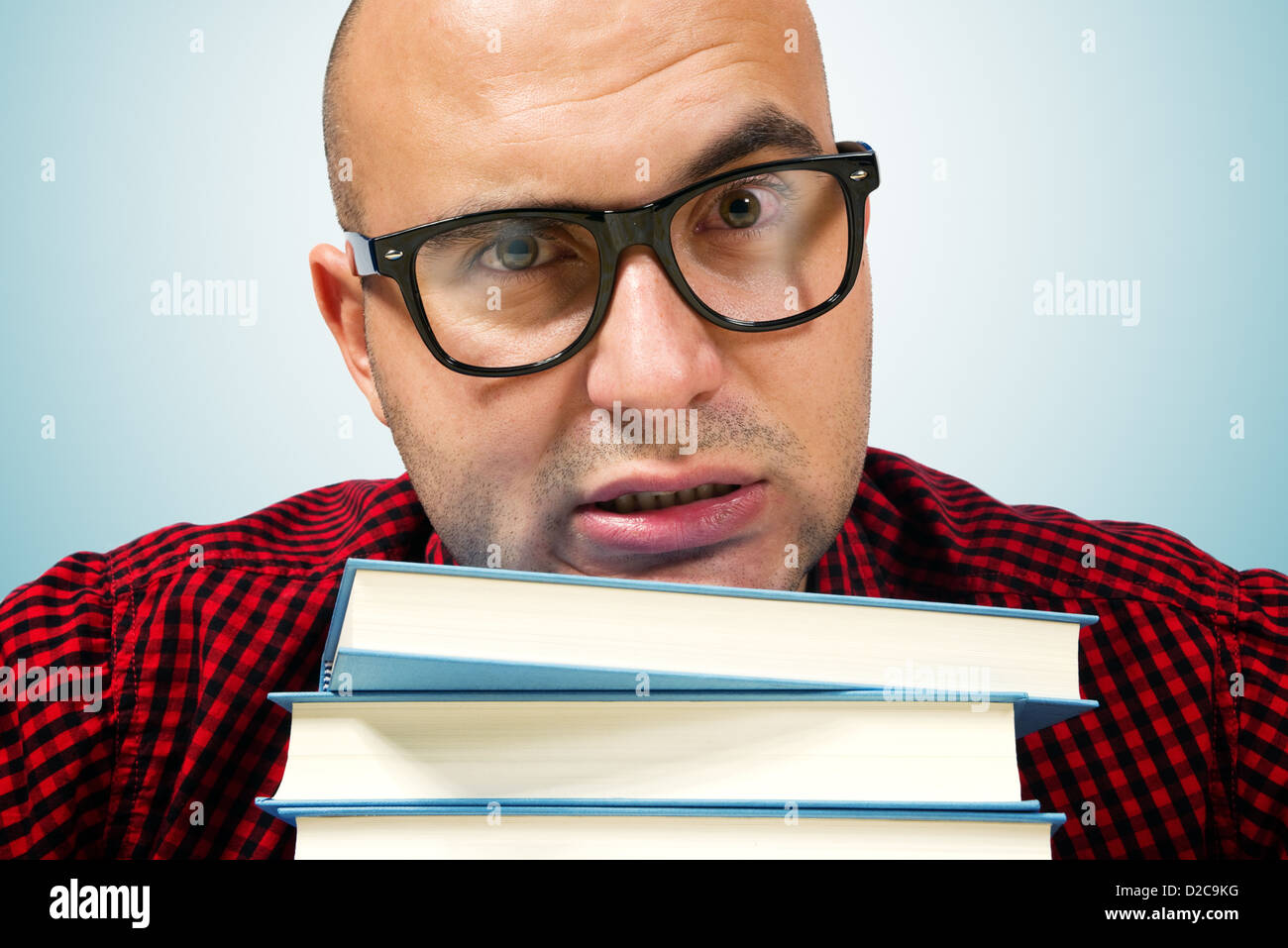 Junge Erwachsene Fett Studentin mit einigen Büchern, die am Tisch sitzen. Stockfoto