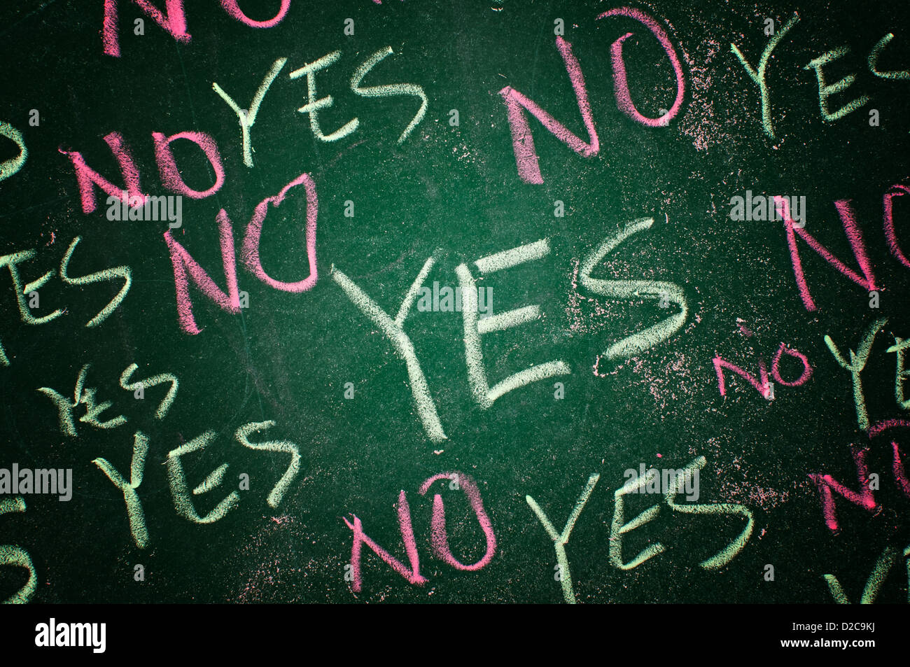 Ja und kein Konzept; Wörter, die mit Kreide an die grüne Tafel geschrieben Stockfoto