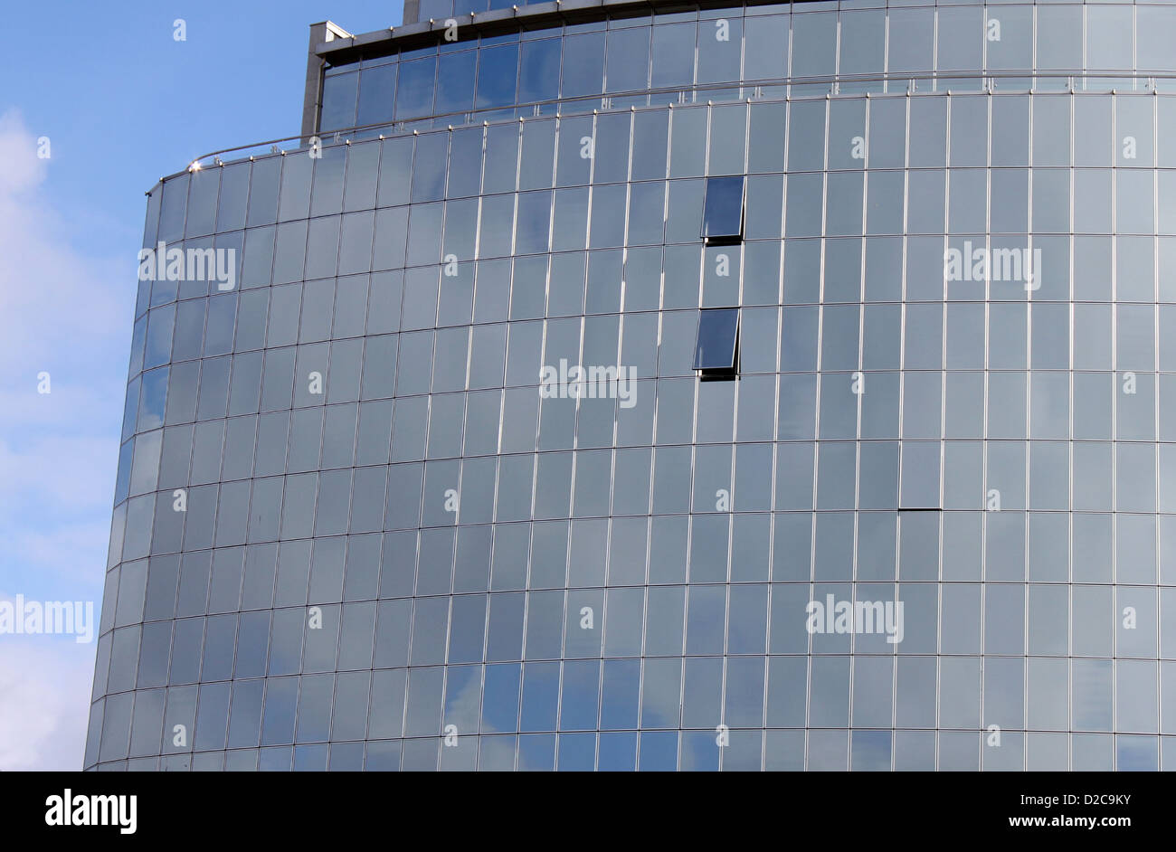 Spiegelung des Himmels im Fenster des Neubaus Stockfoto