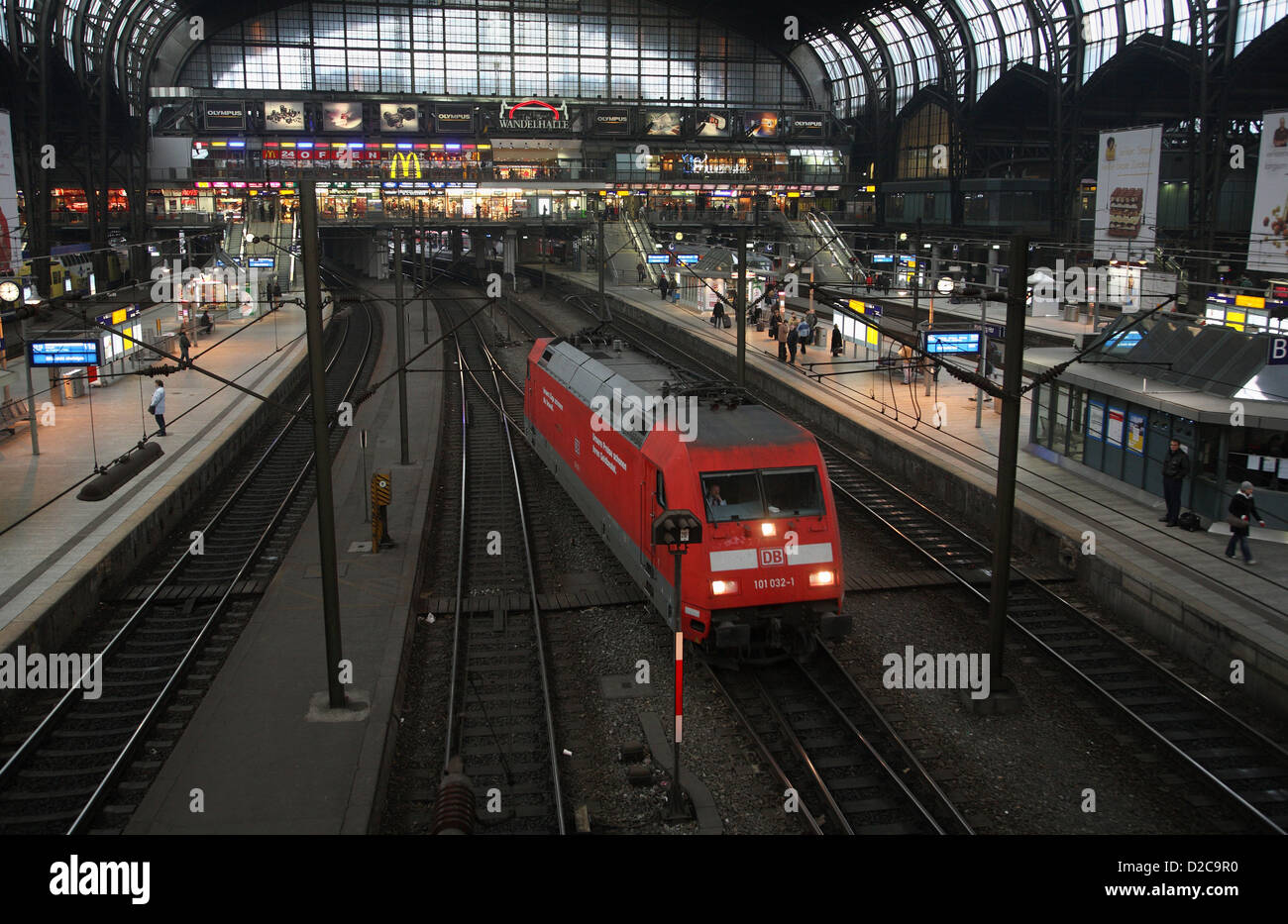 Hamburg, Deutschland, eine s-Bahn e-Lok in der Haupthalle in der Central Station Stockfoto