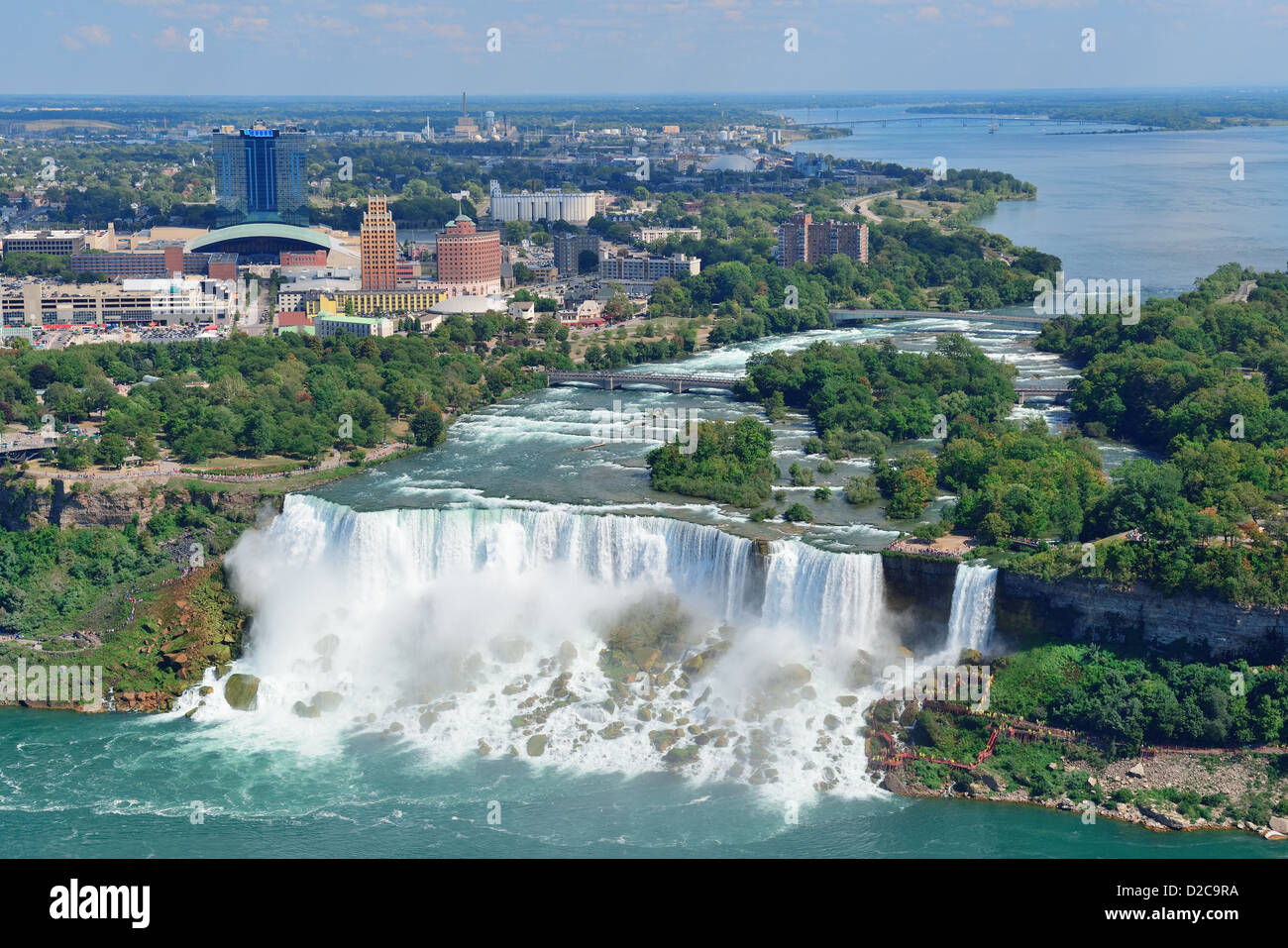 Niagarafälle Closeup am Tag über Fluss mit Gebäuden Stockfoto