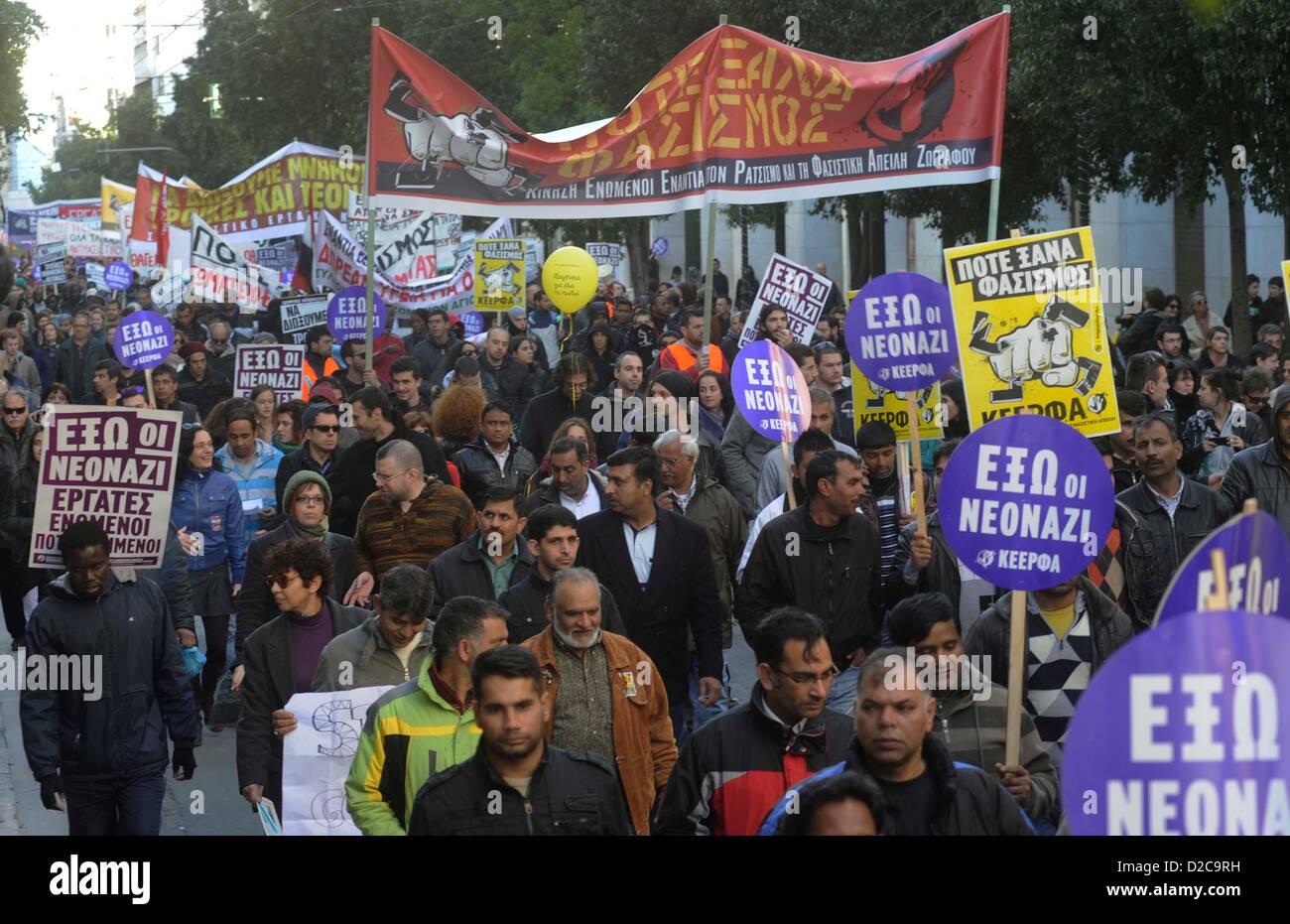 Demonstranten marschieren durch die Straßen mit Plakaten während einer antifaschistischen Demonstration in Athen, Griechenland, am 19.01.2013. Anfang dieser Woche wurde auf 16.01.2013, die 27-jährige pakistanischen Shehzad Luqman von 2 Männern auf einem Motorrad erstochen. Foto: Giorgos Nikolaidis / Kunst des Fokus Stockfoto