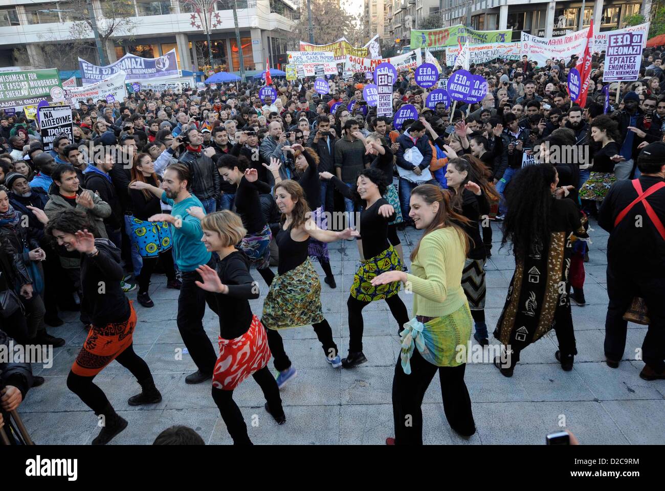 Menschen versammeln sich um eine Tanzgruppe während einer antifaschistischen Demonstration in Athen, Griechenland, am 19.01.2013. Anfang dieser Woche wurde auf 16.01.2013, die 27-jährige pakistanischen Shehzad Luqman von 2 Männern auf einem Motorrad erstochen.  Foto: Giorgos Nikolaidis / Kunst des Fokus Stockfoto