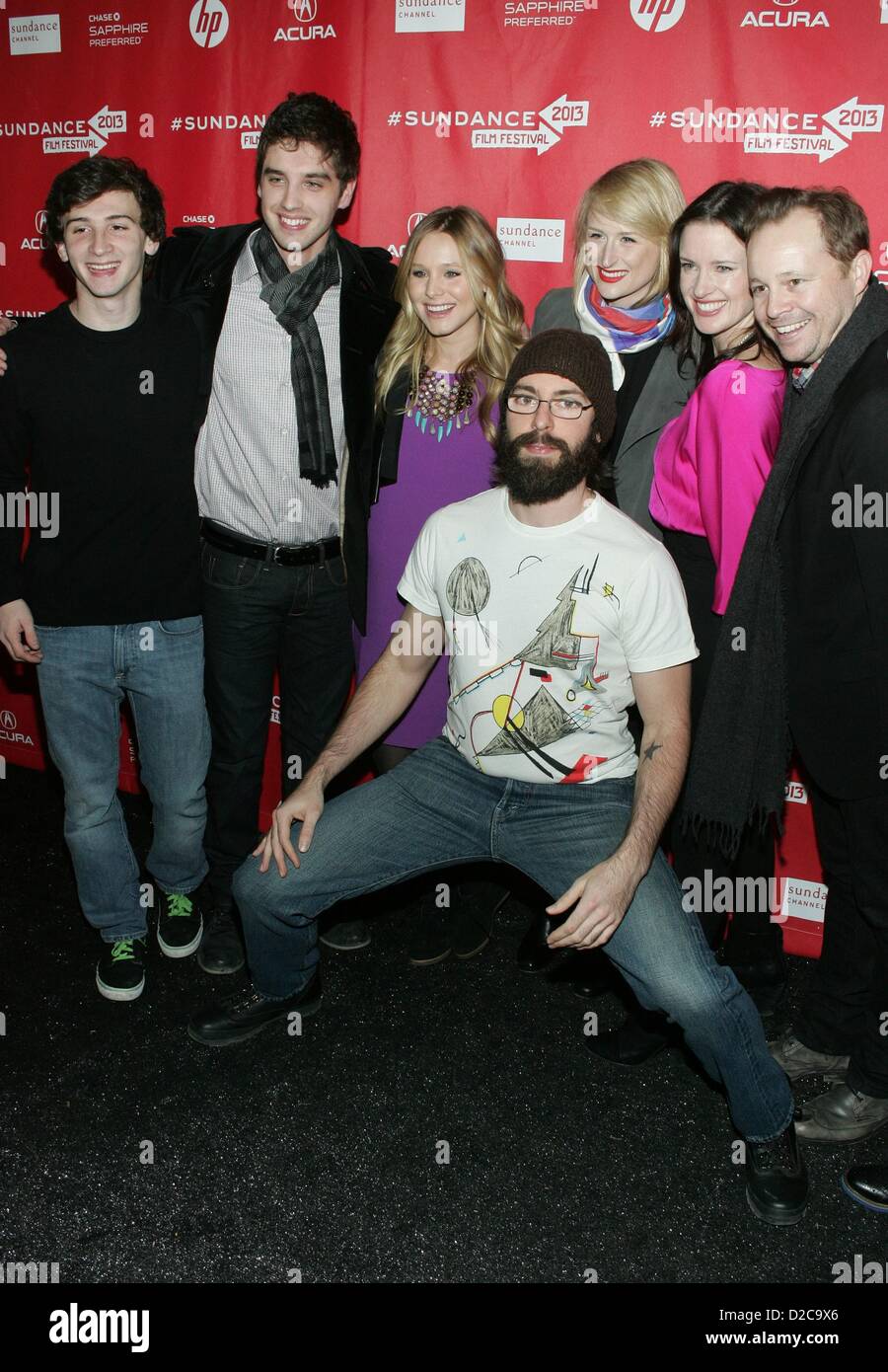 Alex Shaffer, David Lambert, Kristen Bell, Mamie Gummer, Liz Garcia, Mike Landry, Martin Starr im Ankunftsbereich für die Rettungsschwimmer Premiere 2013 Sundance Film Festival, Library Center Theatre, Park City, UT 19. Januar 2013. Foto von: James Atoa/Everett Collection Stockfoto