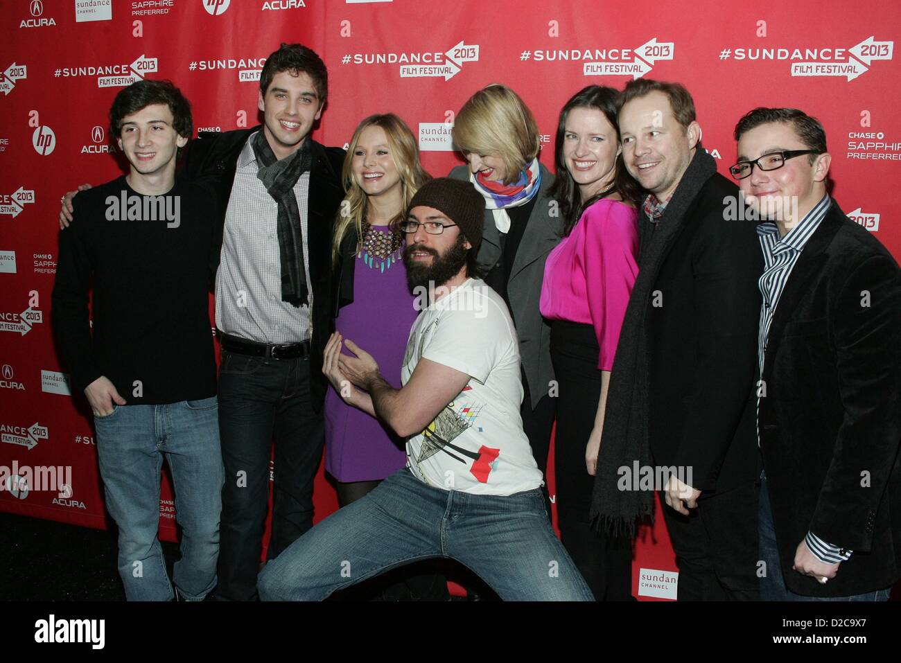 Alex Shaffer, David Lambert, Kristen Bell, Mamie Gummer, Liz Garcia, Mike Landry, Paulie Litt, Martin Starr im Ankunftsbereich für die Rettungsschwimmer Premiere 2013 Sundance Film Festival, Library Center Theatre, Park City, UT 19. Januar 2013. Foto von: James Atoa/Everett Collection Stockfoto