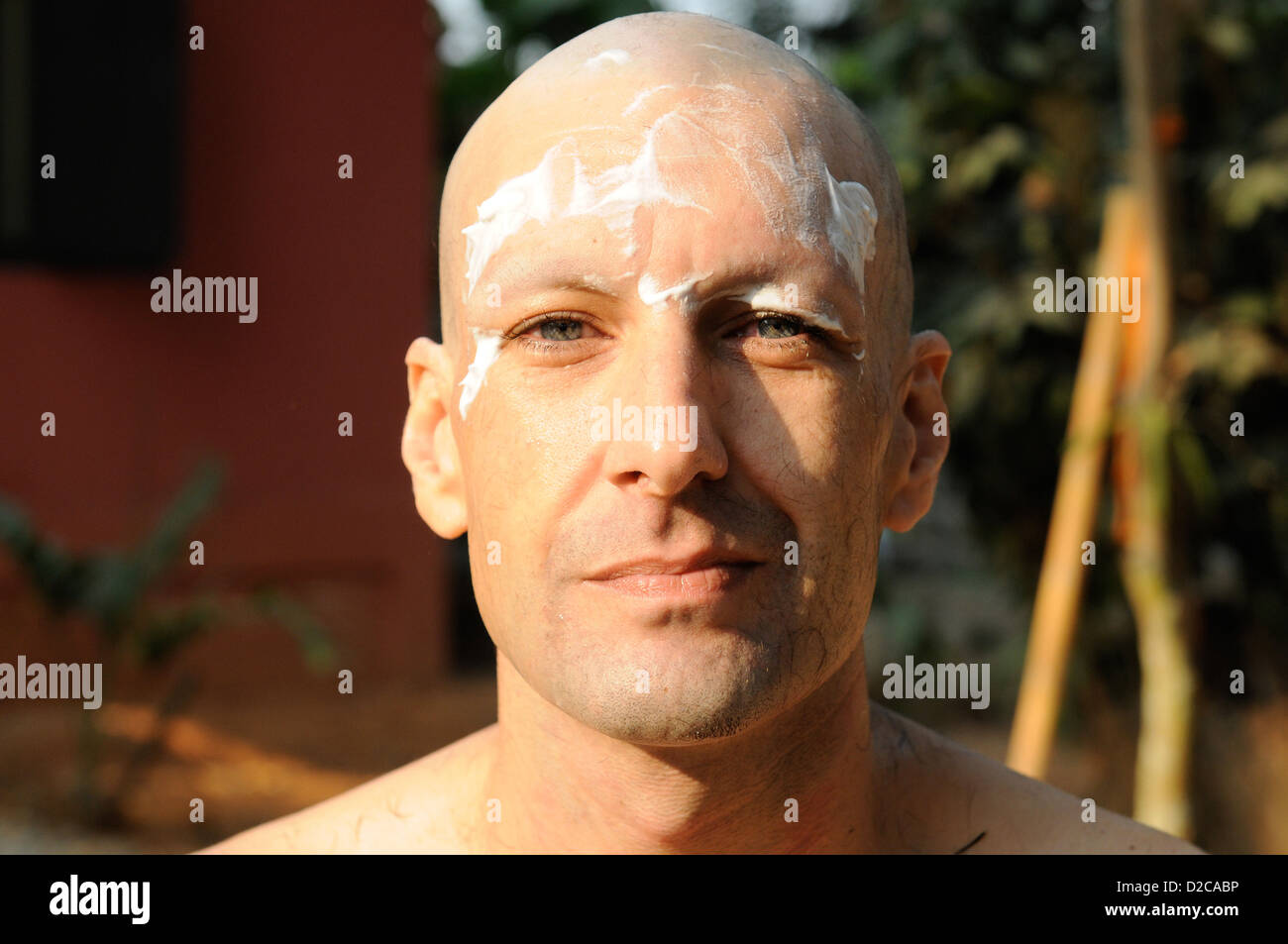 Fang, Thailand, Haare und Augenbrauen sind durch ein europäisches rasiert. Stockfoto