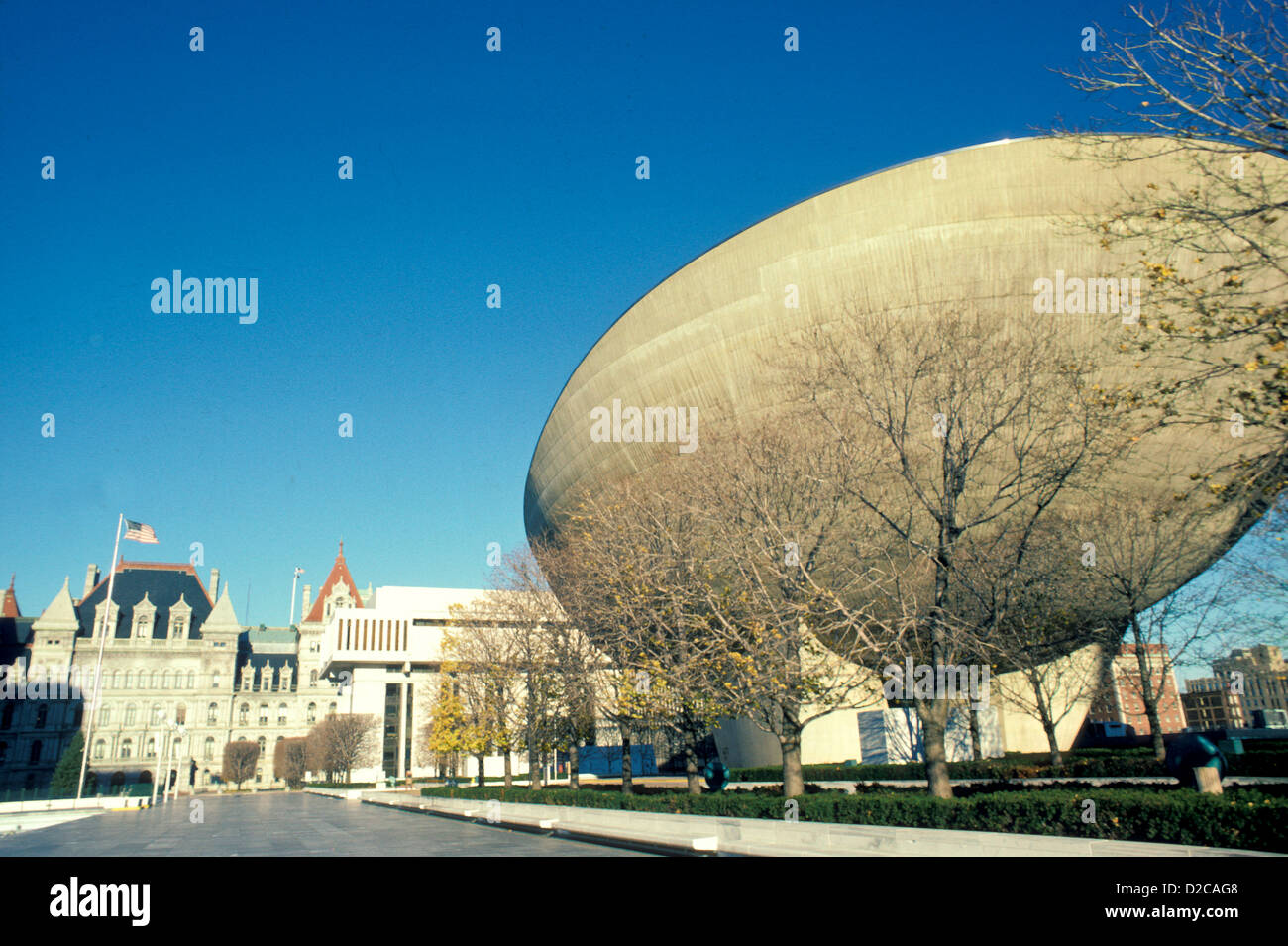 New York, Albany. Capitol Building und Ei (Performing Arts Building) Stockfoto