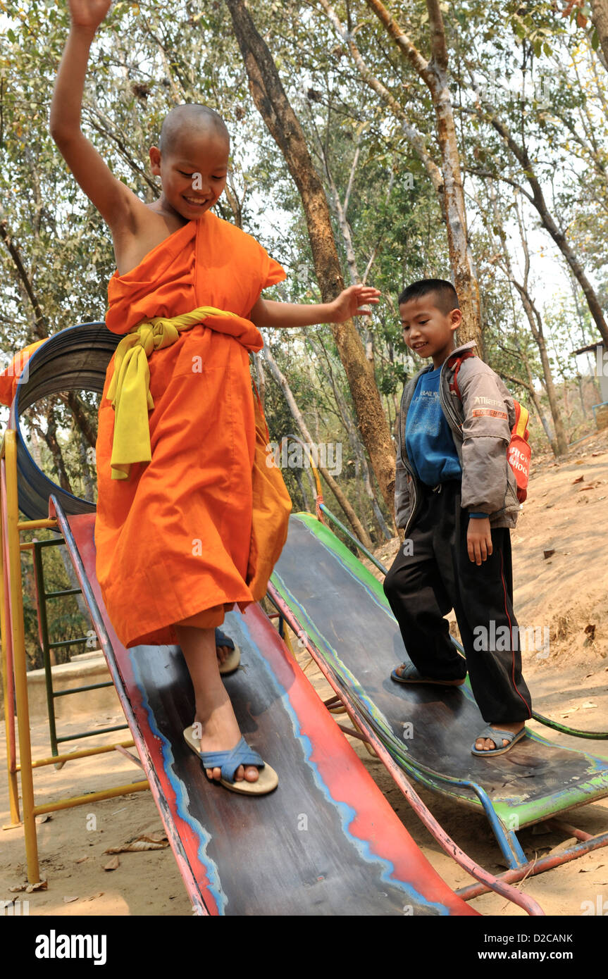 Fang, Thailand, ein kleiner Anfänger spielen auf einer Folie Stockfoto