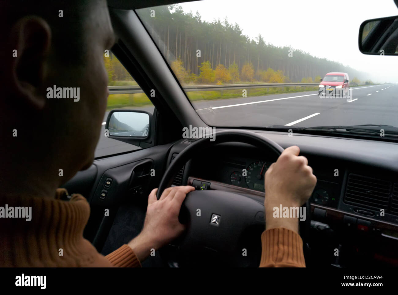 Rzepin, Polen, ein Autofahrer auf der E30 in der Nähe der Stadt Rzepin Stockfoto