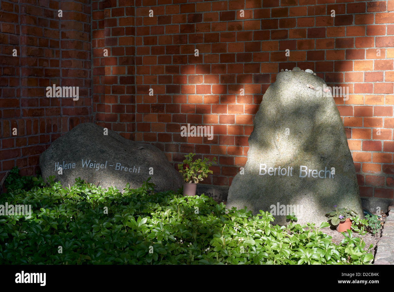 Berlin, Deutschland, Grab von Bertolt Brecht, Helene Weigel, Brecht auf dem Friedhof Dorotheenstaedtischen Stockfoto