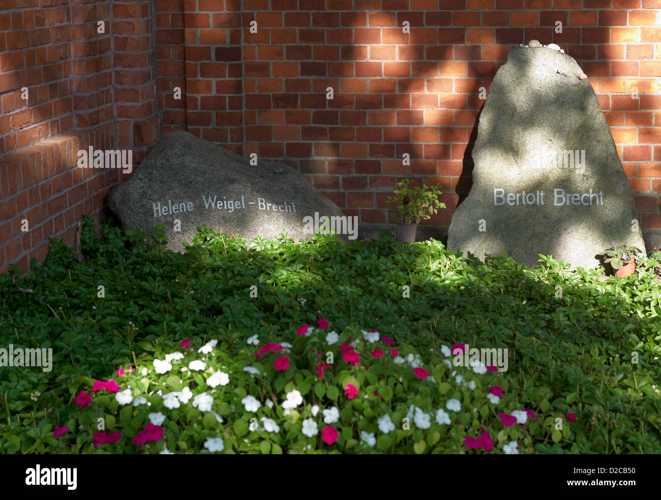 Berlin, Deutschland, Grab von Bertolt Brecht, Helene Weigel, Brecht auf dem Friedhof Dorotheenstaedtischen Stockfoto