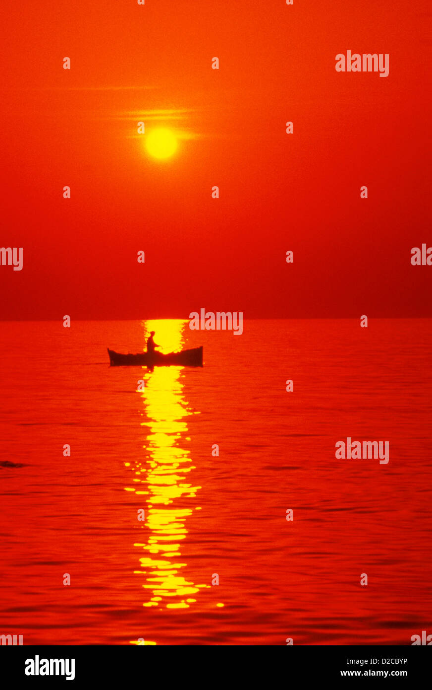 Person im Kanu bei Sonnenuntergang. Stockfoto