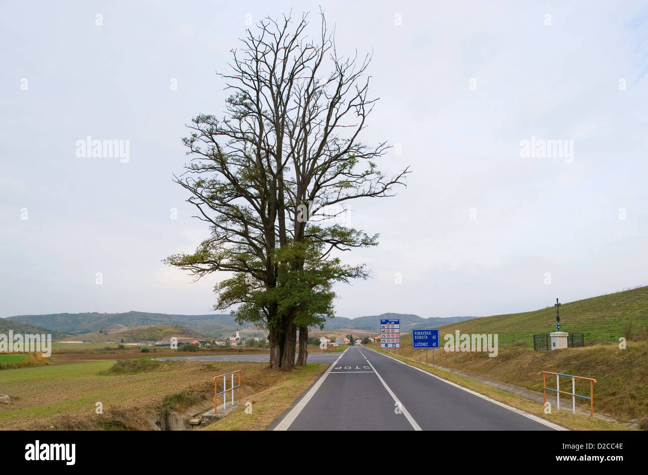 Cered, Ungarn, der ungarisch-slowakischen Grenze im Hinblick auf die ersten slowakischen Dorf Tachty Stockfoto