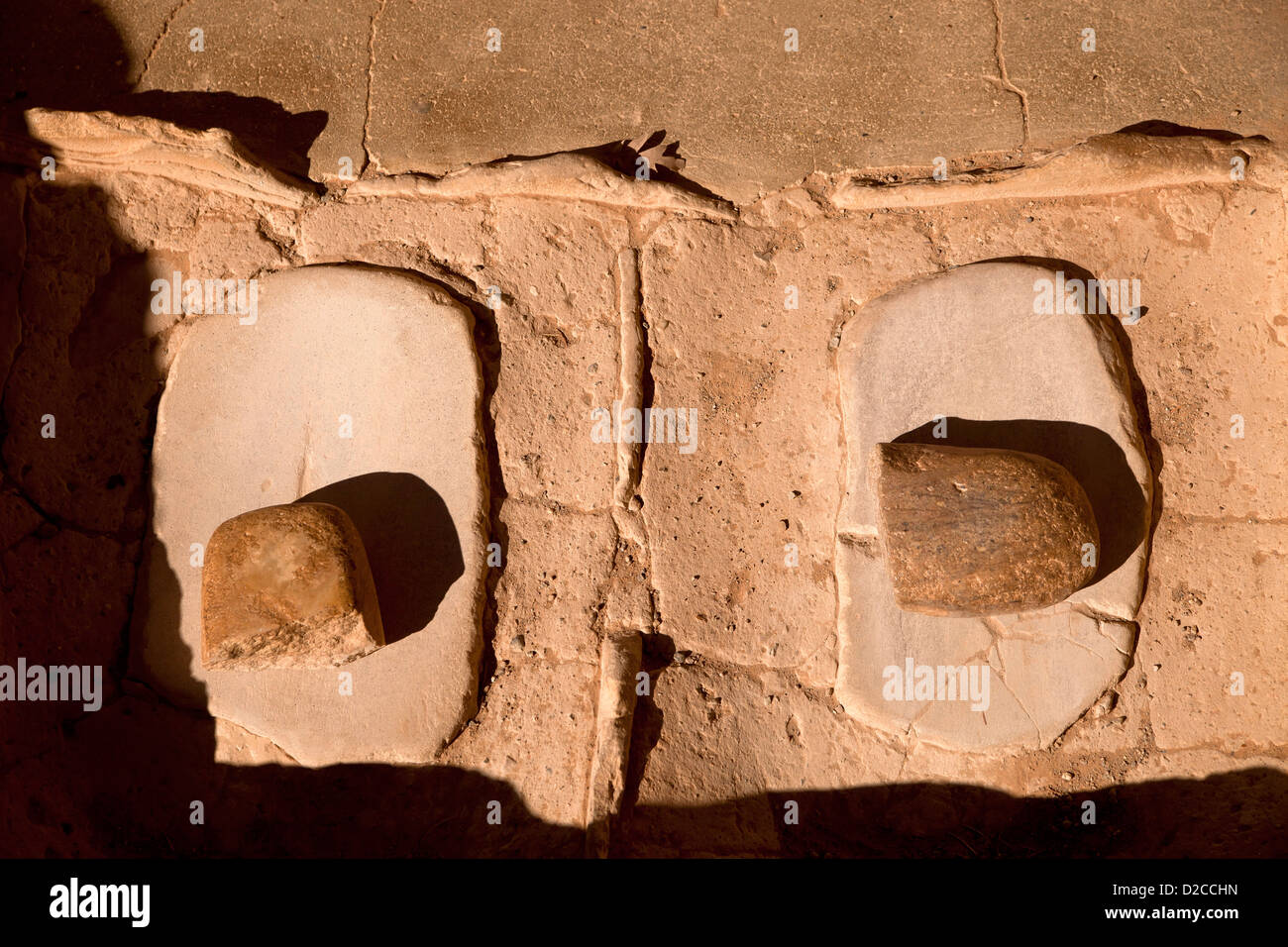 indische Mühlsteine im Spruce Tree House, Klippe Wohnung der präkolumbianischen Anasazi-Indianer, Mesa Verde NP USA Stockfoto