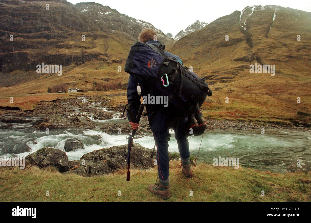 Ein Bergsteiger blickt auf Glen Coe vor Beginn seiner Besteigung Stockfoto