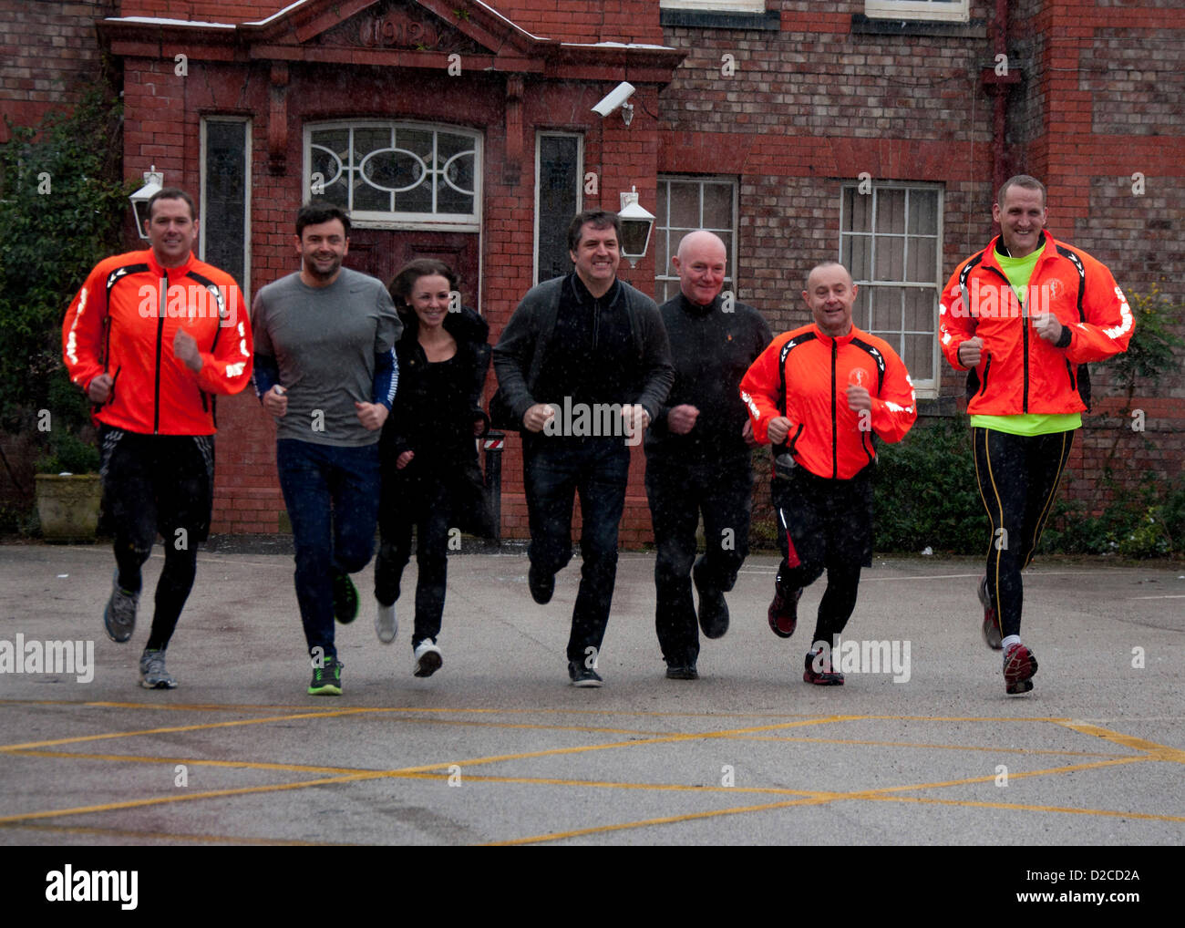 Läufer, die Teilnahme an den 96 Meile laufen von Hillsborough an der Anfield Road Protze mit MP Steve Rotheram (Mitte) und Steve Kelly von der Hillsborough Justice Campaign (Mitte rechts). Stockfoto