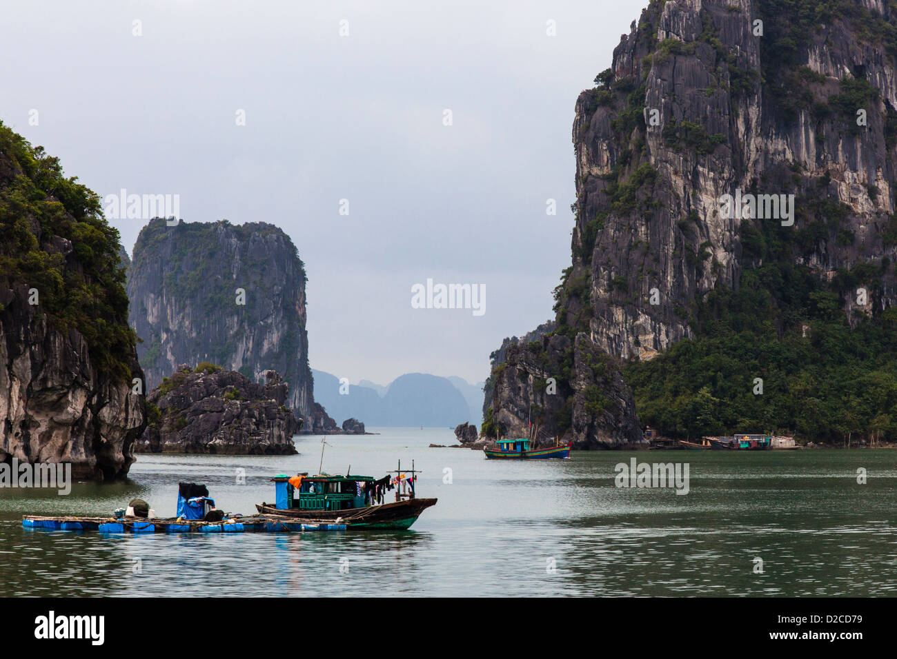 Angeln In Ha Long Bay Vietnam Stockfoto