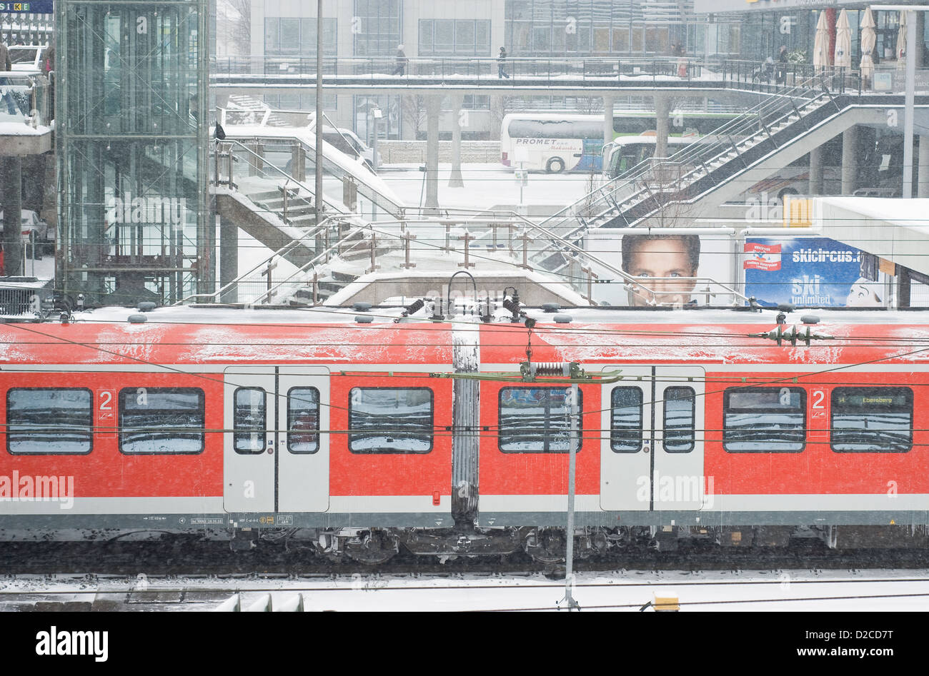 Winter pendeln mit öffentlichen Verkehrsmitteln in München Stockfoto