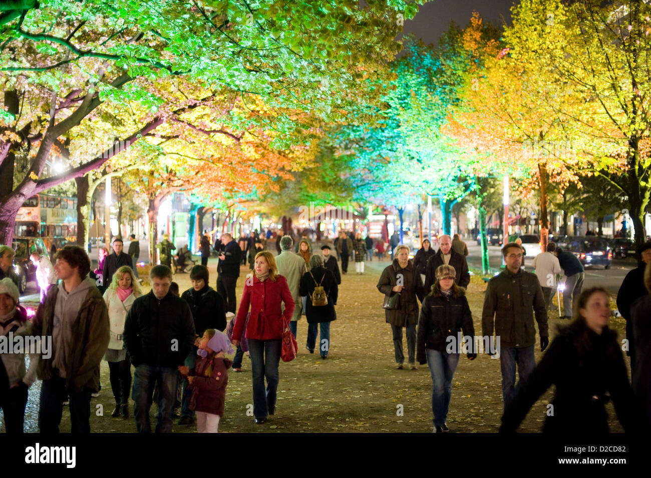 Berlin, Deutschland, unter Passanten beleuchtet Linden anlässlich des Festival of Lights Stockfoto