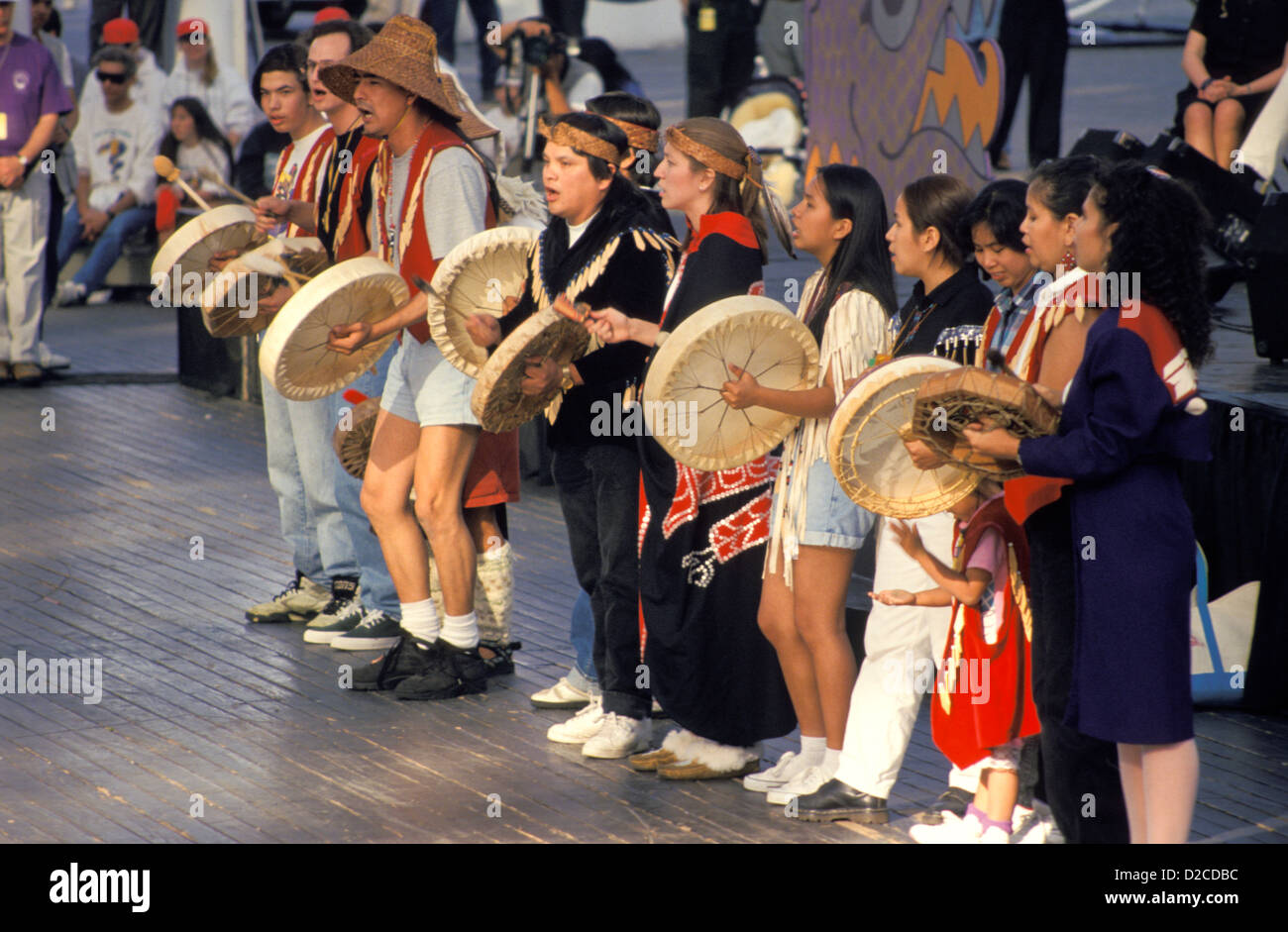 Kanada. Squamish Nationen, Handtrommeln zu spielen. Stockfoto