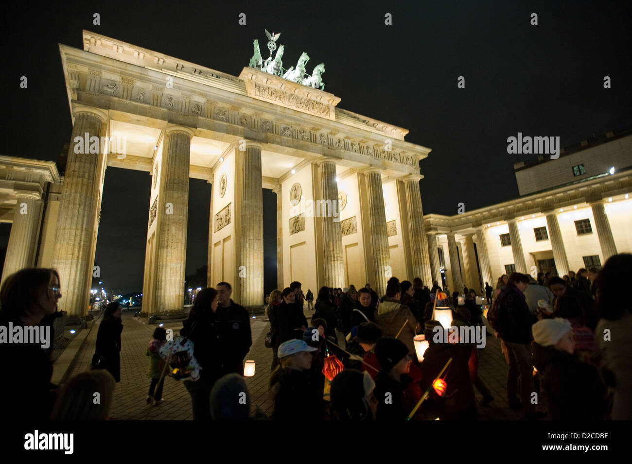 Berlin, Deutschland, Kinder mit Laternen vor dem Brandenburger Tor Stockfoto