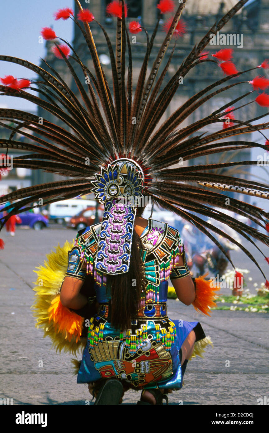 Mexiko, Mexico City Zocalo. Aztekische Zeremonie, Frau mit Federschmuck. Stockfoto