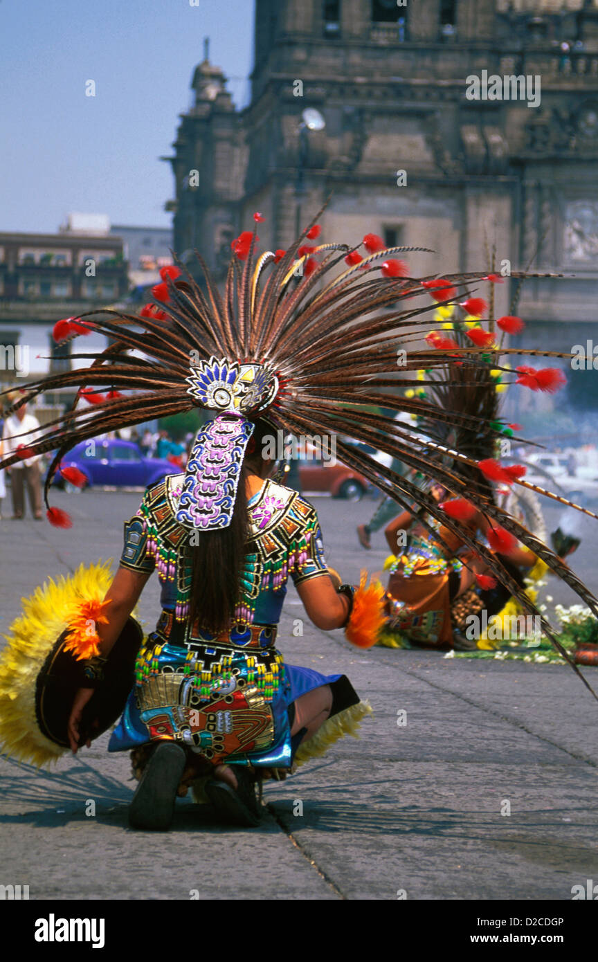 Mexiko, Mexico City Zocalo. Aztekische Zeremonie vor der Kathedrale, Frau mit Federschmuck. Stockfoto