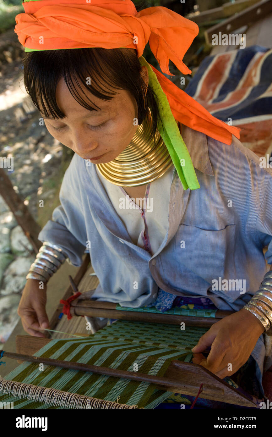 Eine Frau aus dem Stamm Karen Padaung, langen Hals machen Stoff Stockfoto