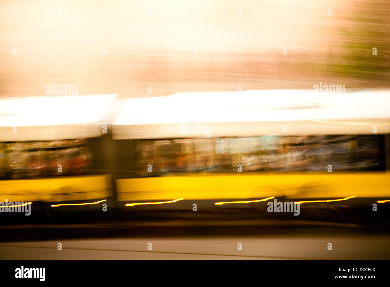 Berlin, Deutschland, einem vorbeifahrenden Bus BVG in Berlin Stockfoto