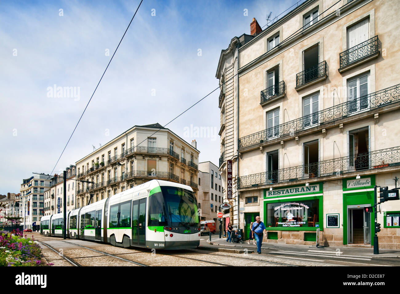 Nantes, Frankreich, ein Reisender Straßenbahn Metro Paris am Boulevard von Stalingrad Stockfoto