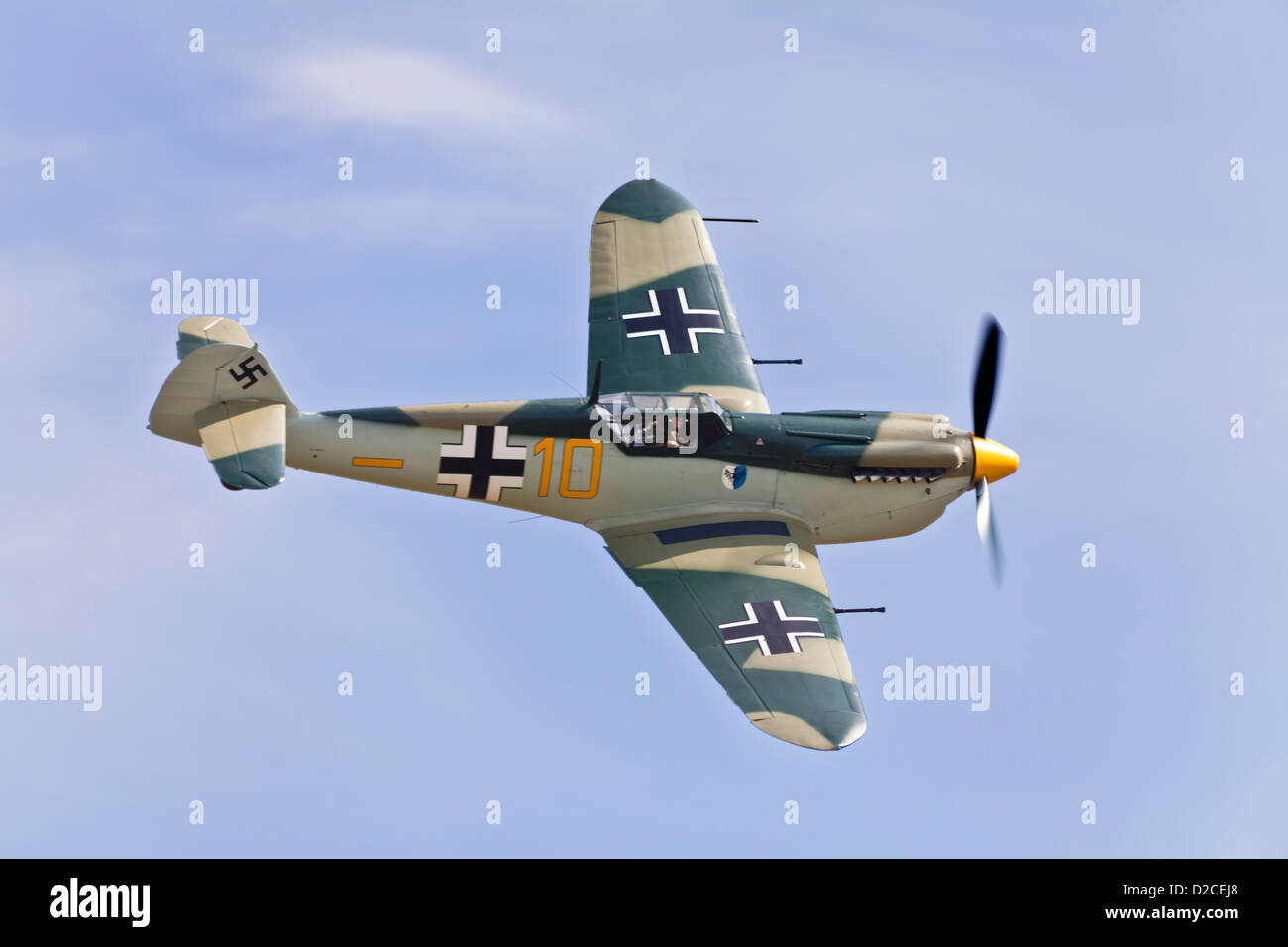 HA-1112 Buchón, immer noch in der Lackierung, die während der Dreharbeiten zum Film Battle of Britain von 1969 getragen wurde, mit einem Flupast auf dem Flugplatz Duxford, Camb Stockfoto