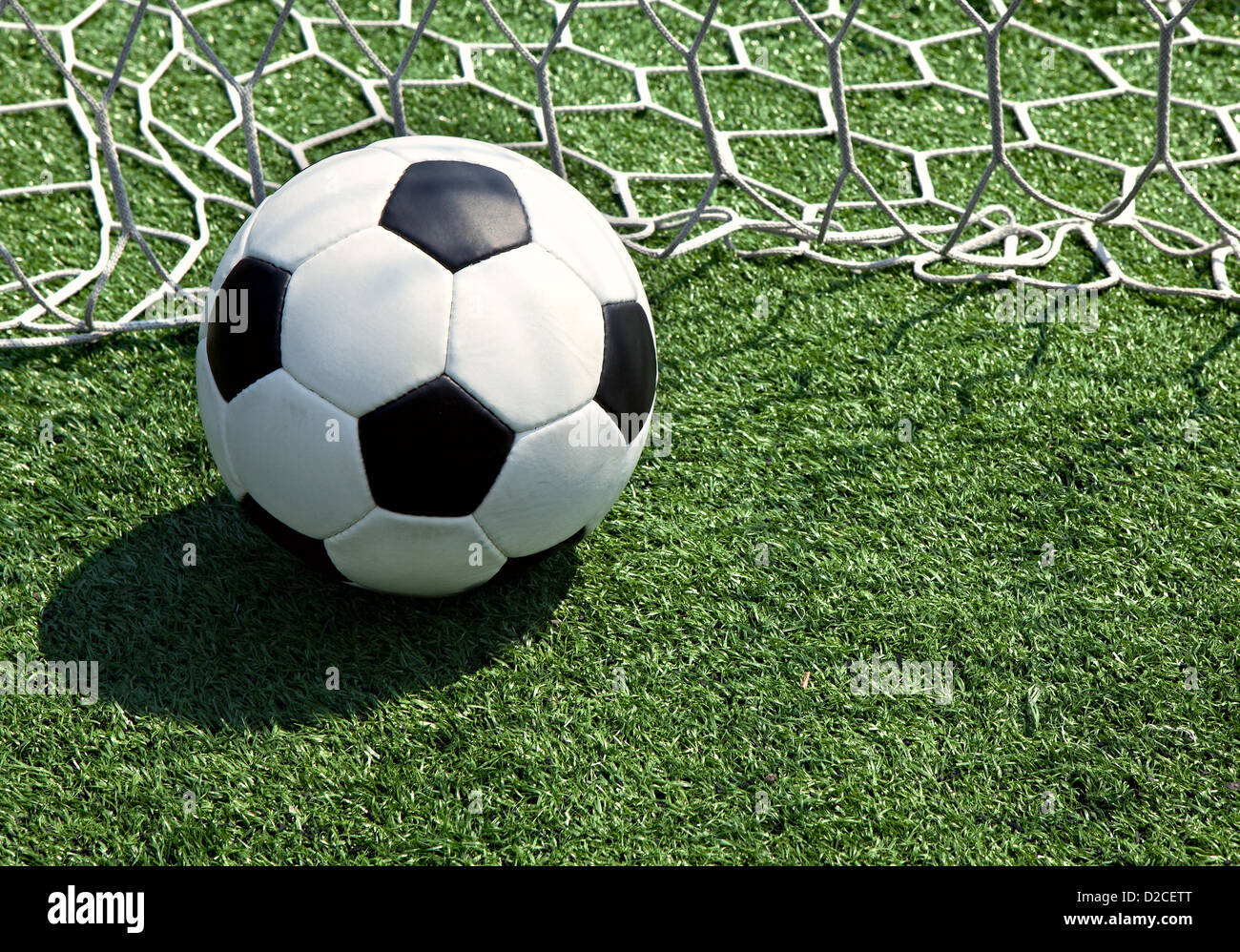 Fußball auf dem Feld im Raster Stockfoto