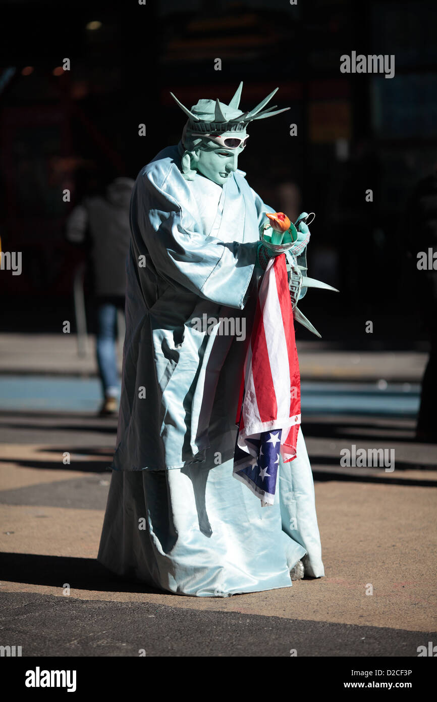 Mann verkleidet als die New Yorker Freiheitsstatue am Times Square, New York. Stockfoto