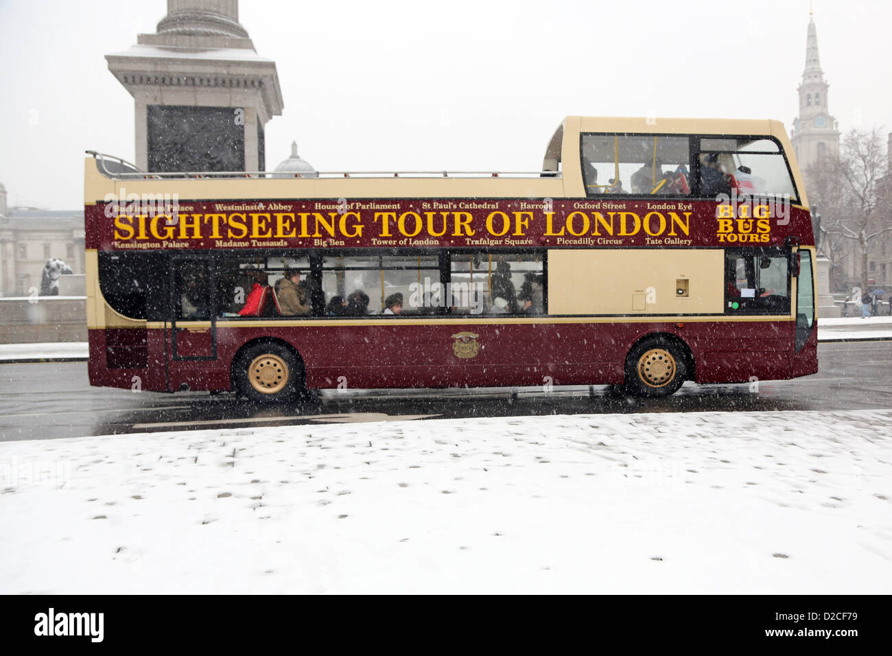 London, UK. 20. Januar 2013. Schnee und Touristen auf Sightseeing-Bus am Trafalgar Square in London, England. Alamy Live-Nachrichten Stockfoto